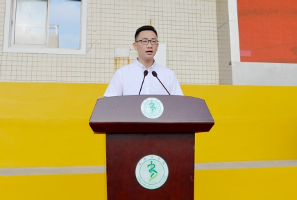 教师代表、人文与管理学院黄龙老师发言